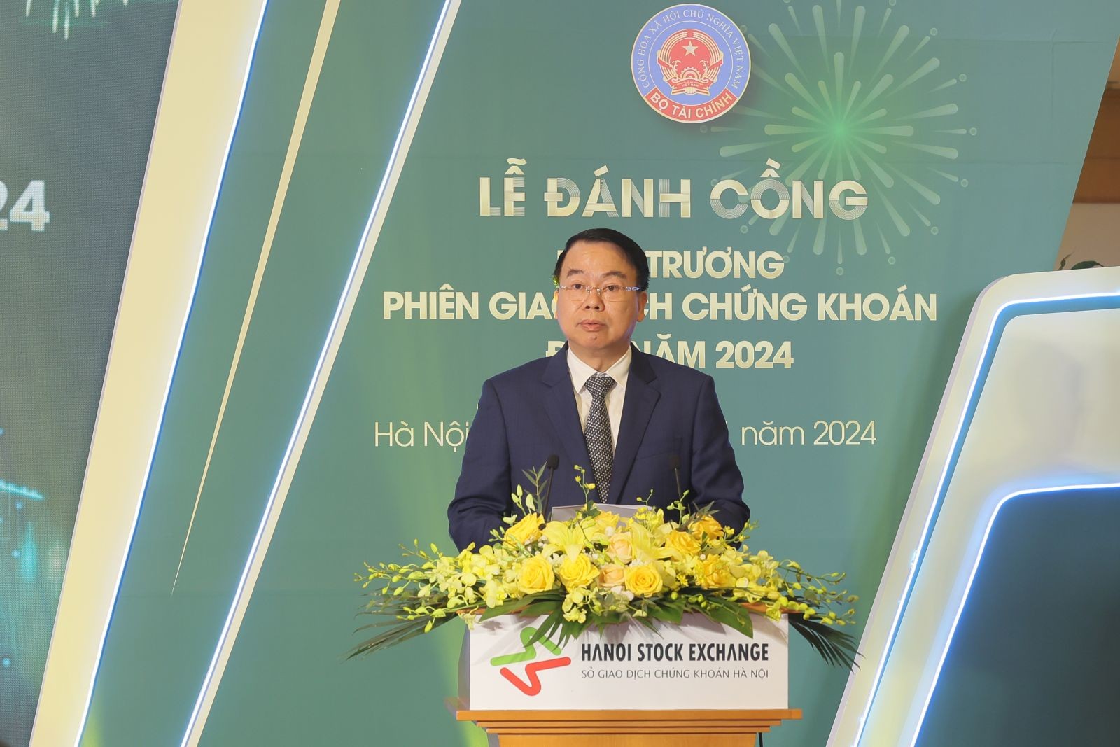 Thứ trưởng Bộ Tài chính Nguyễn Đức Chi đánh cồng khai trương phiên giao dịch chứng khoán đầu năm 2024 tại Sở GDCK Hà Nội - Ảnh 2.