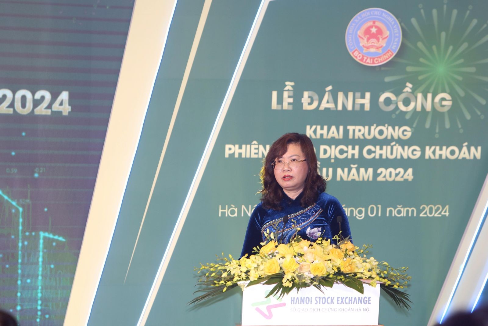 Thứ trưởng Bộ Tài chính Nguyễn Đức Chi đánh cồng khai trương phiên giao dịch chứng khoán đầu năm 2024 tại Sở GDCK Hà Nội - Ảnh 3.