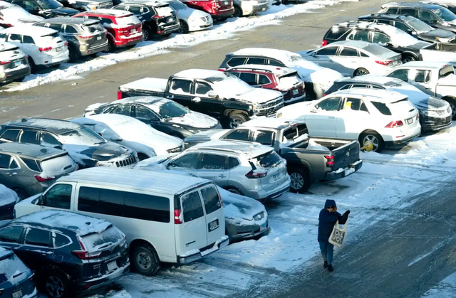 Mùa đông - Kẻ thù của Elon Musk: Tesla đóng băng vì lạnh, khách loay hoay 1 tiếng mới khởi động được xe - Ảnh 1.