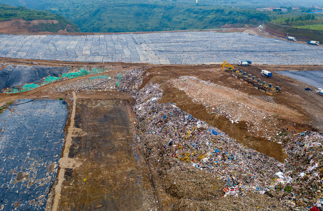 Cứ đến cuối năm, một bãi rác rộng 708.000m2 lại bị phong tỏa để khai thác 2.000 tấn vàng- Ảnh 1.
