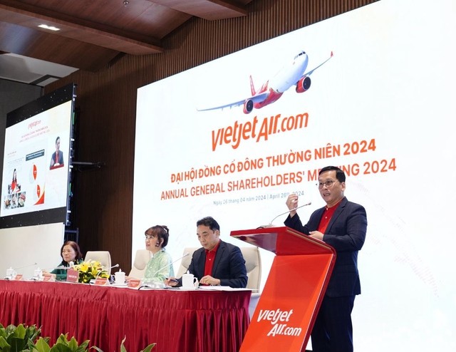 Vietjet đặt kế hoạch vận chuyển 27 triệu lượt khách năm 2024, chia cổ tức 25%- Ảnh 2.