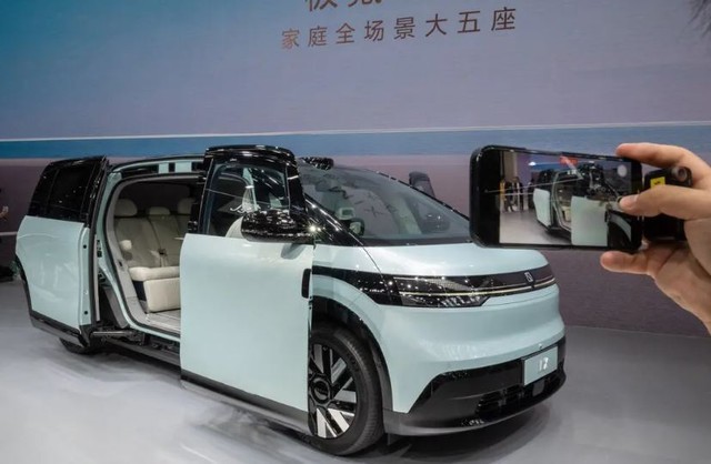 Xe điện Trung Quốc ngày càng cải tiến: Thông minh như robot, đầu tư mạnh tính năng tự hành, pin ngày càng nhỏ và sạc siêu nhanh - Ảnh 1.