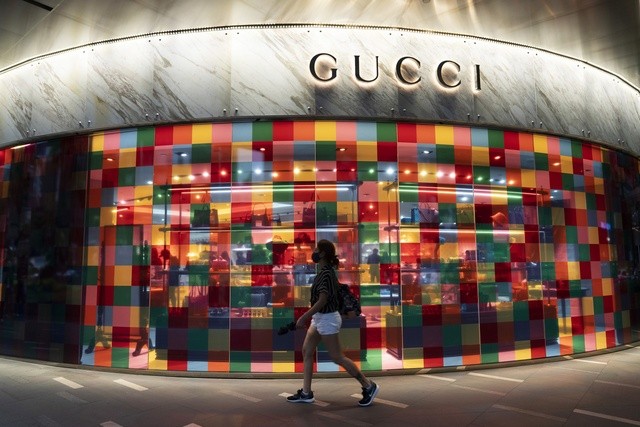 Thời hoàng kim đã xa của Gucci: Từng quen mặt với mức tăng trưởng 2 chữ số nay doanh thu giảm 18%, sai lầm vì phụ thuộc vào Trung Quốc, bộ sưu tập không có gì sáng tạo - Ảnh 1.