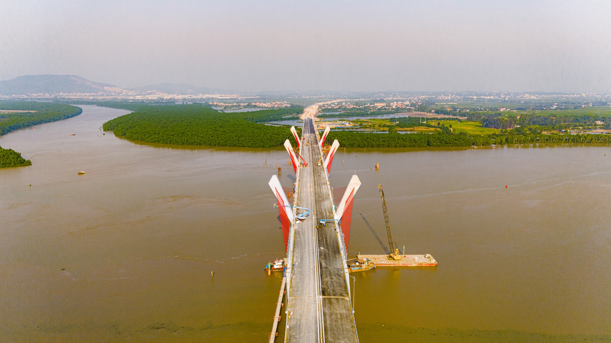Toàn cảnh khu vực được xây cây cầu trị giá 2.000 tỷ sắp hoàn thành, kết nối Hải Phòng và Quảng Ninh, đưa tuyến phà sông lớn nhất miền Bắc về “nghỉ hưu”.- Ảnh 5.