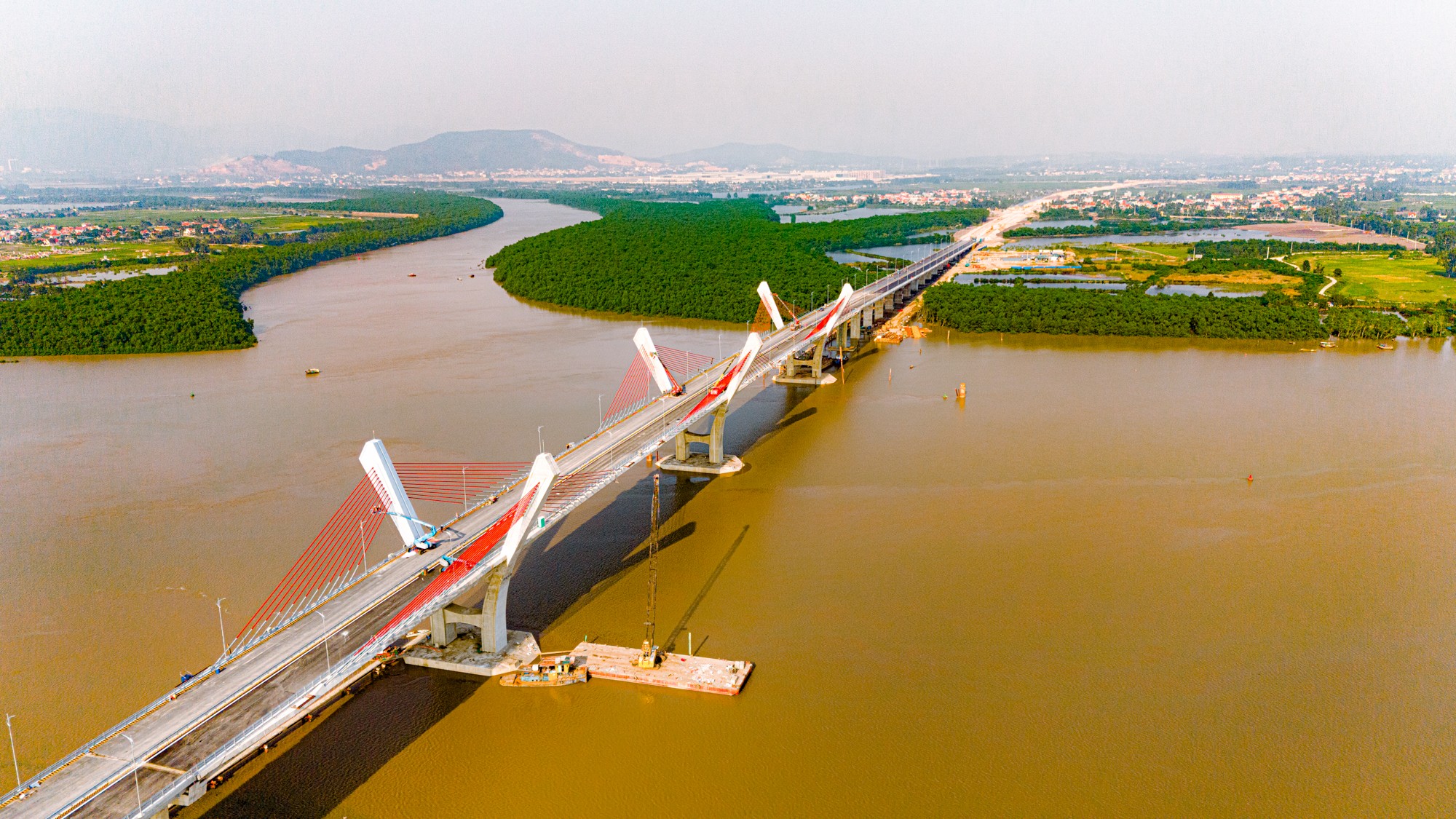 Toàn cảnh khu vực được xây cây cầu trị giá 2.000 tỷ sắp hoàn thành, kết nối Hải Phòng và Quảng Ninh, đưa tuyến phà sông lớn nhất miền Bắc về “nghỉ hưu”.- Ảnh 7.