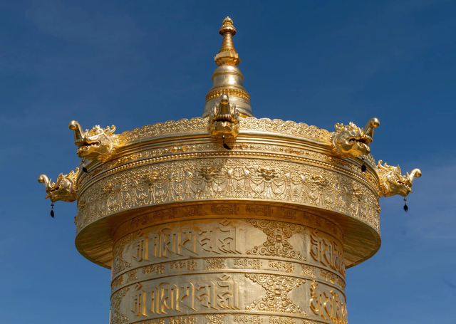 Đằng sau Đại bảo tháp Kinh luân dát vàng 24k lớn nhất thế giới, chứa hơn một tỷ câu chú đặt tại Lâm Đồng- Ảnh 4.