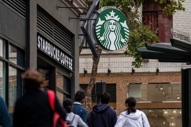 Starbucks khủng hoảng trên chính quê hương: Khách trung thành quay lưng, nhân viên đình công đòi quyền lợi - Ảnh 1.