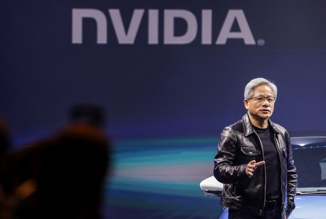 Ngày tuyệt vời của Jensen Huang: Doanh thu Nvidia tăng 262% vượt kỳ vọng, vốn hóa chạm mốc 2,3 nghìn tỷ USD, cổ phiếu lần đầu vượt 1.000 USD - Ảnh 1.