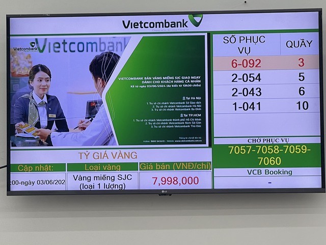 Hôm nay (4/6), Vietcombank chỉ bán vàng trong buổi chiều, người mua có thể đặt cọc từ 9h sáng- Ảnh 1.