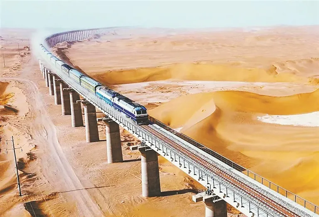‘Choáng váng’ công nghệ Trung Quốc: 3 năm xây 825km đường sắt, 219 cây cầu đi qua sa mạc hoang vu- Ảnh 1.