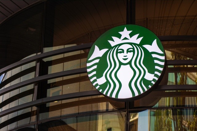 Lần đầu tiên sau nhiều thập kỷ, Starbucks bất ngờ tung ưu đãi giảm 50%, cựu CEO cảnh báo rủi ro tiềm ẩn - Ảnh 1.