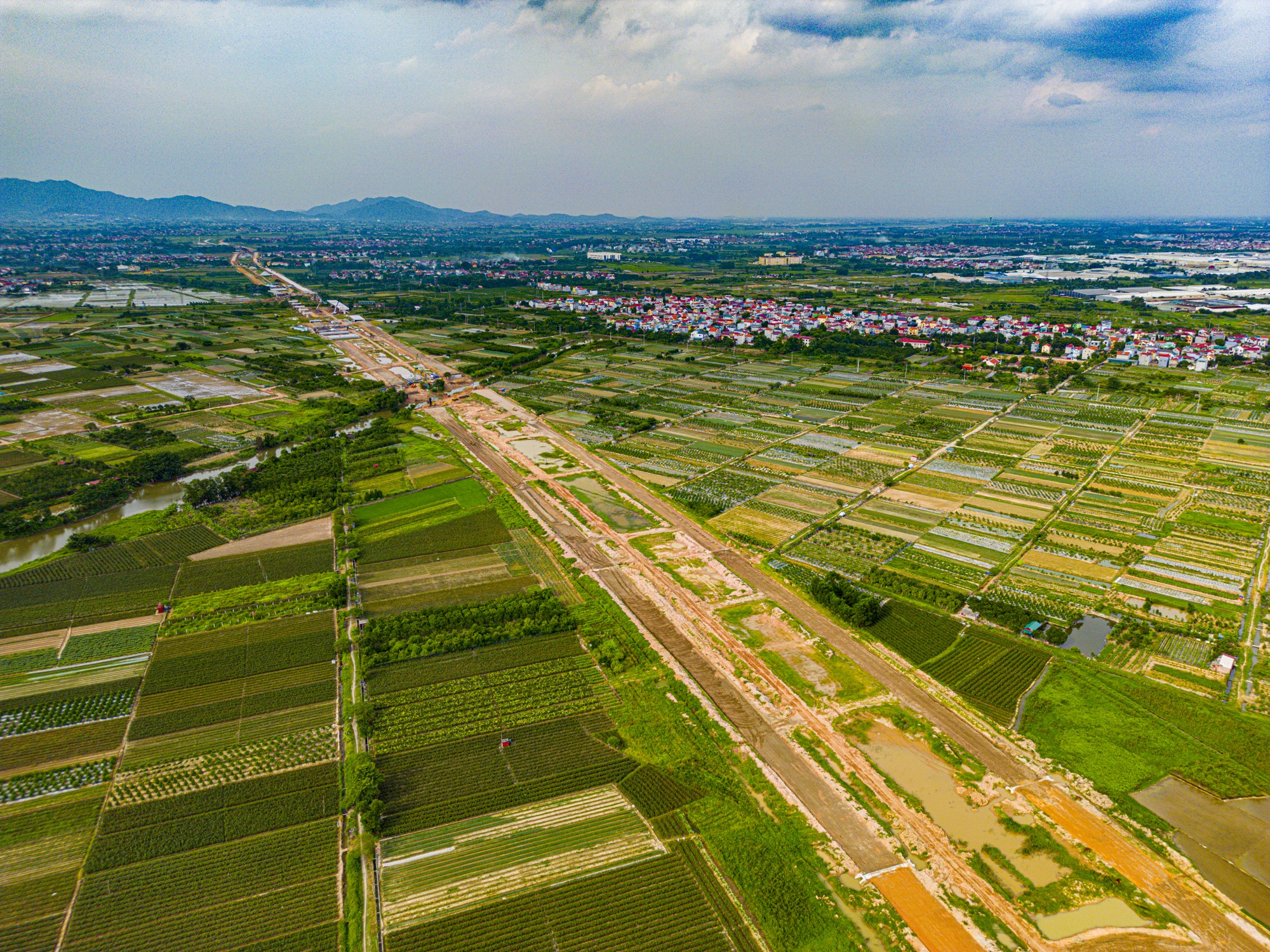 Toàn cảnh dự án Vành đai 4 qua huyện Mê Linh: Tiến độ thần tốc, dự kiến hoàn thành đường song hành sau 6 tháng nữa, chuẩn bị khởi công cầu 10.000 tỷ- Ảnh 12.