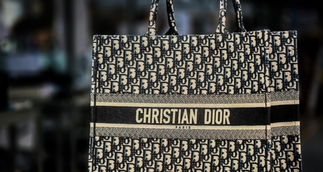 Sự thật đen tối đằng sau những chiếc túi Dior, Giorgio Armani giá tới 70 triệu đồng: Mua từ nhà cung ứng chỉ 1,2 triệu đồng, 'hô biến' thành hàng xa xỉ khi vào store- Ảnh 3.