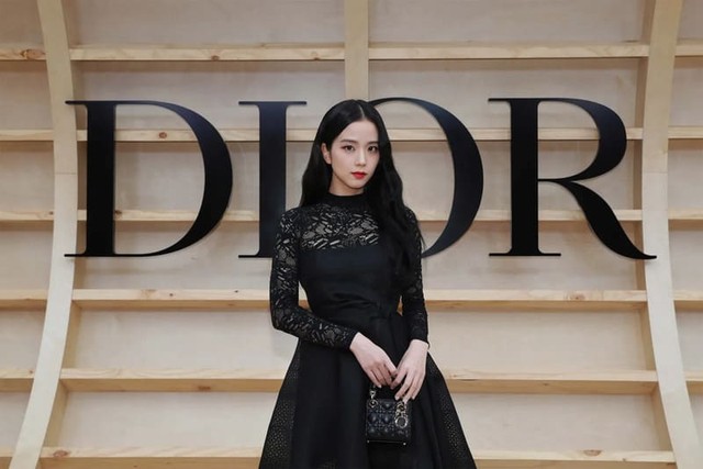 Sự thật đen tối đằng sau những chiếc túi Dior, Giorgio Armani giá tới 70 triệu đồng: Mua từ nhà cung ứng chỉ 1,2 triệu đồng, 'hô biến' thành hàng xa xỉ khi vào store- Ảnh 1.